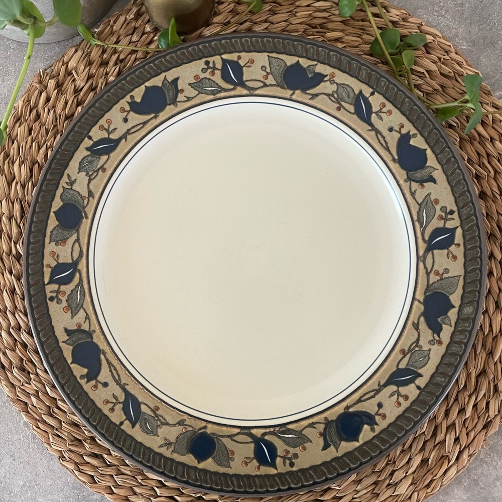 MIKASA Intaglio Arabella Dinner Plate 11.25”